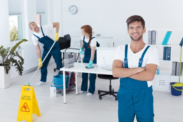depositphotos_127168322-Man-working-for-cleaning-service